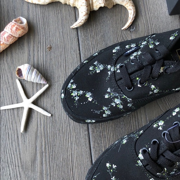 Vans Shoes - 🍋VANS MIDNIGHT FLORAL🍋